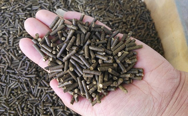 泰昌秸稈制粒機(jī)加工的顆粒燃料具有比重大、熱值高、燃燒好、成本低、使用方便、潔凈衛(wèi)生等優(yōu)點(diǎn)，便于貯存和運(yùn)輸。