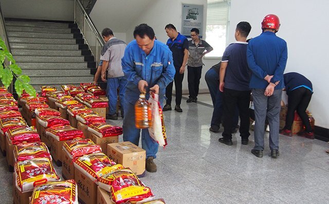 每位員工臉上洋溢著幸福的笑，一份份禮品代表著美好祝愿，傳遞著公司領導對員工的關(guān)愛。