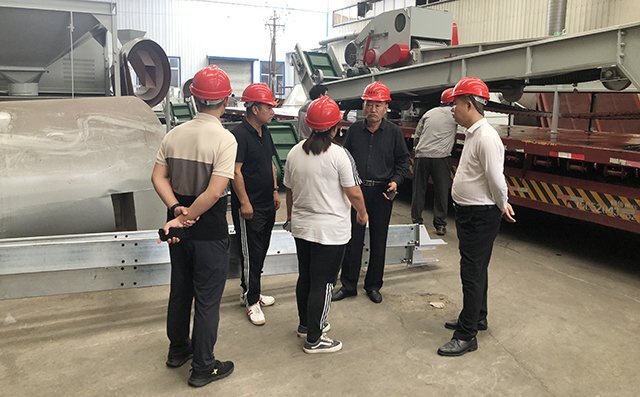 河北承德客戶來廠考察木屑顆粒機生產線圖